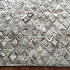 Handmade Cowhide Patchwork Rug: Taupe Gray Geometric Leather Carpet afbeelding 4
