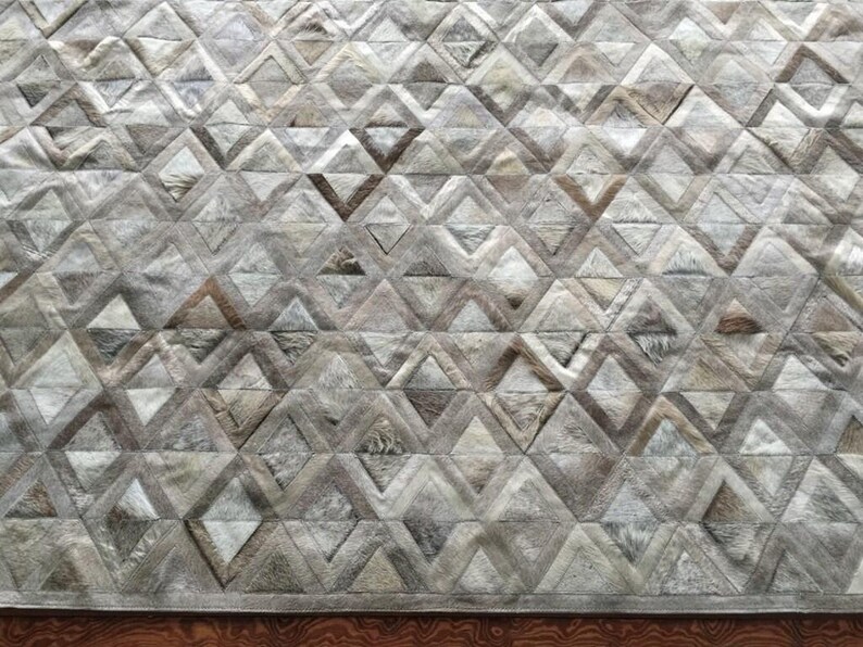Handmade Cowhide Patchwork Rug: Taupe Gray Geometric Leather Carpet afbeelding 4