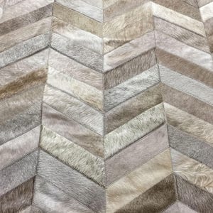 Tapete de couro bovino cor taupe: design patchwork em ziguezague, feito à mão