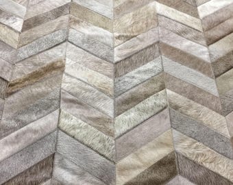 Tapete de couro bovino cor taupe: design patchwork em ziguezague, feito à mão