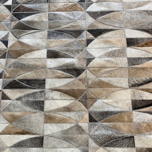 Handgemaakt koeienhuid patchwork vloerkleed in grijs en taupe – leren vloerkleed