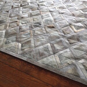 Handmade Cowhide Patchwork Rug: Taupe Gray Geometric Leather Carpet afbeelding 3