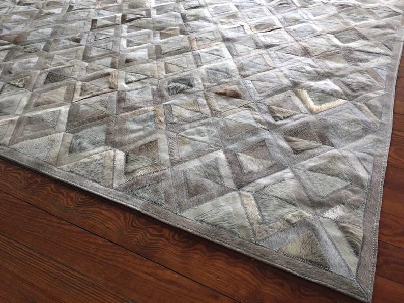 Handmade Cowhide Patchwork Rug: Taupe Gray Geometric Leather Carpet afbeelding 3