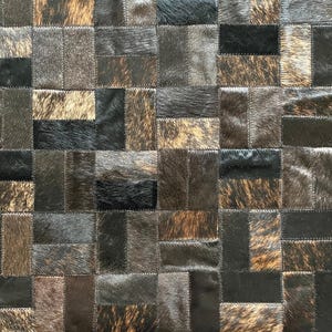 Patchwork-Kuhfellteppich: Schwarz und Braun, handgefertigt, Modell Devoto