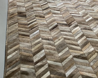Tapete de couro bovino taupe – Tapete patchwork de couro com pelo para decoração de sala de estar (1,83 x 2,74 m) - Pronto para envio