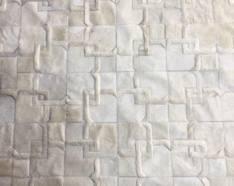 Tapijt van koeienhuid met patchwork: crèmewit, handgemaakt leer (ivoorkleurige tinten)