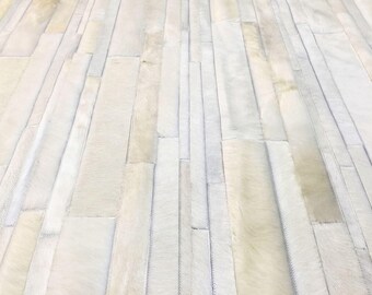 Weißer Kuhfellteppich – Gestreifter Patchwork-Teppich aus Leder mit Fellbesatz für die Wohnzimmerdekoration