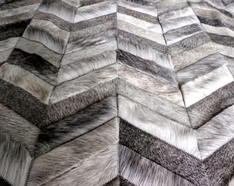 Chevron patchwork vloerkleed van koeienhuid, grijstinten - Barracas - Maatwerk