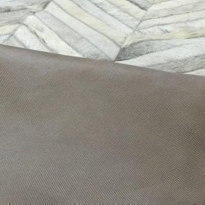 Handmade Cowhide Patchwork Rug: Taupe Gray Geometric Leather Carpet afbeelding 6