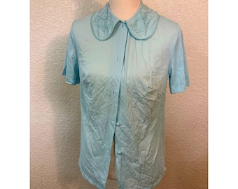 Vintage jaren 1960 Kayser blauw nylon slaapshirt geborduurde Peter Pan kraag Made in USA Loungewear shirt coquette pastel pyjamablouse maat 32