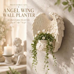 Può includere: Una fioriera da parete bianca a forma di ali d'angelo, con texture di piume dettagliate e un bacino centrale che ospita una pianta verde ricadente con piccoli fiori bianchi. Il testo recita: PRINTABLE STL ANGEL WING WALL PLANTER.