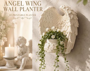 Puede incluir: Una maceta de pared blanca con forma de alas de ángel, con texturas de plumas detalladas y un recipiente central que contiene una planta verde colgante con pequeñas flores blancas. El texto dice: PRINTABLE STL ANGEL WING WALL PLANTER.