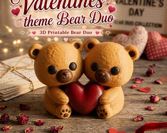 Puede incluir: Una figura de dúo de osos imprimible en 3D con dos osos de color marrón claro con narices y ojos de color marrón oscuro, que sostienen un gran corazón rojo entre ellos. El texto "Valentines theme Bear Duo" y "3D Printable Bear Duo" es visible.