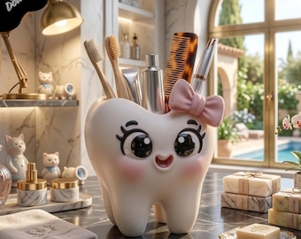 Puede incluir: Un divertido porta cepillos de dientes con forma de diente sonriente, con pestañas y un lazo rosa. Contiene cepillos de dientes, un peine y artículos de tocador. El fondo muestra una encimera de mármol y una ventana.