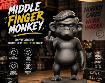 Puede incluir: Una figura de mono impresa en 3D de color gris oscuro sobre una base circular, con un peinado estilizado y una mano levantada con el dedo corazón extendido. El texto "MIDDLE FINGER MONKEY" aparece en letras grandes blancas y amarillas.