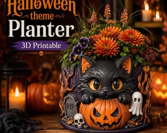 Puede incluir: Una maceta 3D imprimible con temática de Halloween que presenta un gato negro descansando sobre una calabaza naranja tallada. La maceta incluye una pequeña lápida gris con el texto RIP, un fantasma blanco y una calavera. Flores naranjas están plantadas dentro.
