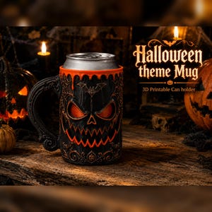 Puede incluir: Un portalatas negro y naranja con una cara de calabaza esculpida, ojos brillantes y una amplia sonrisa dentada. El soporte tipo jarra tiene un asa, motivos de murciélagos y el texto Halloween theme Mug 3D Printable Can holder.