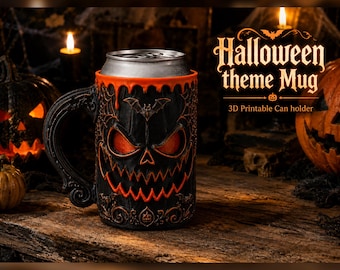 Puede incluir: Un portalatas negro y naranja con una cara de calabaza esculpida, ojos brillantes y una amplia sonrisa dentada. El soporte tipo jarra tiene un asa, motivos de murciélagos y el texto Halloween theme Mug 3D Printable Can holder.