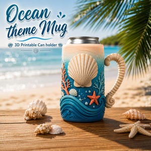Puede incluir: Un portalatas cilíndrico con asa, que presenta un diseño en relieve de una concha grande, coral y una estrella de mar sobre un fondo de olas azules. El texto "Ocean theme Mug" y "3D Printable Can holder" aparece sobre el objeto.