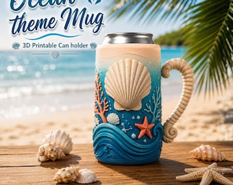 Puede incluir: Un portalatas cilíndrico con asa, que presenta un diseño en relieve de una concha grande, coral y una estrella de mar sobre un fondo de olas azules. El texto "Ocean theme Mug" y "3D Printable Can holder" aparece sobre el objeto.