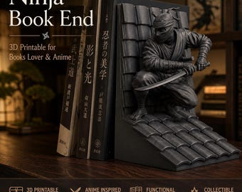 Puede incluir: Un sujetalibros gris oscuro que presenta a un ninja esculpido en posición agachada sobre un tejado de tejas, sosteniendo una katana. El sujetalibros está colocado junto a tres libros con texto en japonés en el lomo. El texto Ninja Book End es visible.