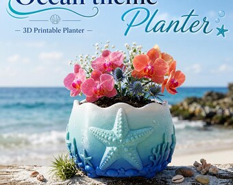 Puede incluir: Una maceta redonda imprimible en 3D con un acabado en degradado azul, que presenta un diseño en relieve de estrella de mar y coral. La maceta contiene orquídeas rosas y cardos azules. El texto dice: Ocean theme Planter - 3D Printable Planter.
