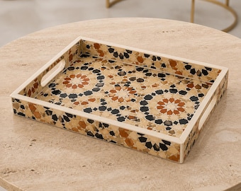Peut inclure: Un plateau de service rectangulaire orné d'un motif géométrique en mosaïque dans des tons crème, beige, marron et noir. Le plateau présente des bords surélevés avec des poignées découpées intégrées aux deux extrémités, affichant un motif.