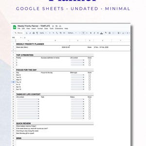 Könnte beinhalten: Eine digitale Wochenplaner-Vorlage für Prioritäten in Google Sheets. Der Planer ist undatiert und minimalistisch, mit Abschnitten für Top-Prioritäten, Tagesfokus, Aufgaben und eine kurze Überprüfung. Der Text "Weekly Priority Planner" wird in dunkler blauer Schrift angezeigt.