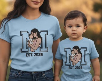 Disegno per ricamo "Mama Est 2026", mamma con bambino, festa della mamma (download digitale)