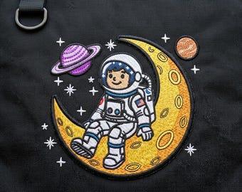 Wzór haftu „Astronauta na Księżycu” – różne rozmiary, wzór kosmiczny dla dzieci, plik cyfrowy, natychmiastowe pobranie