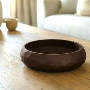 Può includere: Set di tre tazze in ceramica con finitura opaca e macchiettata. Ogni tazza presenta un colore diverso: azzurro, crema e grigio. Le tazze hanno un design semplice e moderno e un manico comodo.