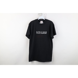 Op de afbeelding: Zwart t-shirt met de witte tekst "IS THAT YOUR FINAL ANSWER?". Het t-shirt hangt aan een witte hanger. De achtergrond is wit. Het shirt heeft korte mouwen en een ronde hals.