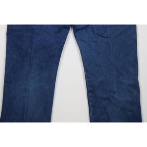 Op de afbeelding: Close-up van een spijkerbroek van blauwe denim. De jeans heeft een klassieke, rechte pijp en een medium wassing. De stof lijkt een stevig denim materiaal te zijn, geschikt voor dagelijks gebruik.