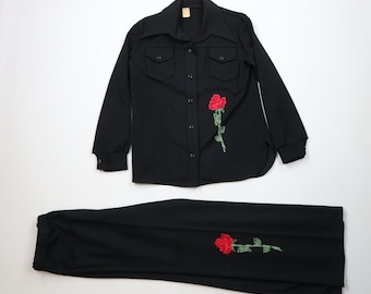 Traje de dos piezas de punto con estampado de rosas y pantalones acampanados para mujer, estilo rockabilly de los años 70. Conjunto vintage de dos piezas de punto con estampado de rosas y pantalones acampanados. Traje de rodeo de los años 70.