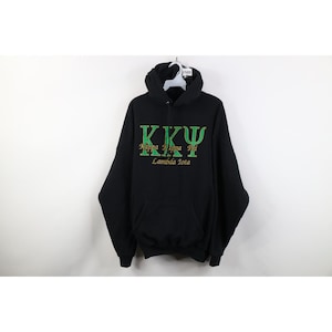 Pode incluir: Moletom preto com capuz com as letras gregas KKY em verde e dourado. O texto "Kappa Kappa Psi Lambda Iota" está impresso abaixo. O moletom tem um bolso frontal e um capuz com cordão.