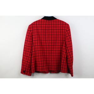 Peut inclure: Ensemble de trois tasses en c&eacute;ramique avec une finition mate et mouchet&eacute;e. Les tasses sont de couleur cr&egrave;me, gris clair et gris fonc&eacute;. Chaque tasse a un design simple et minimaliste.