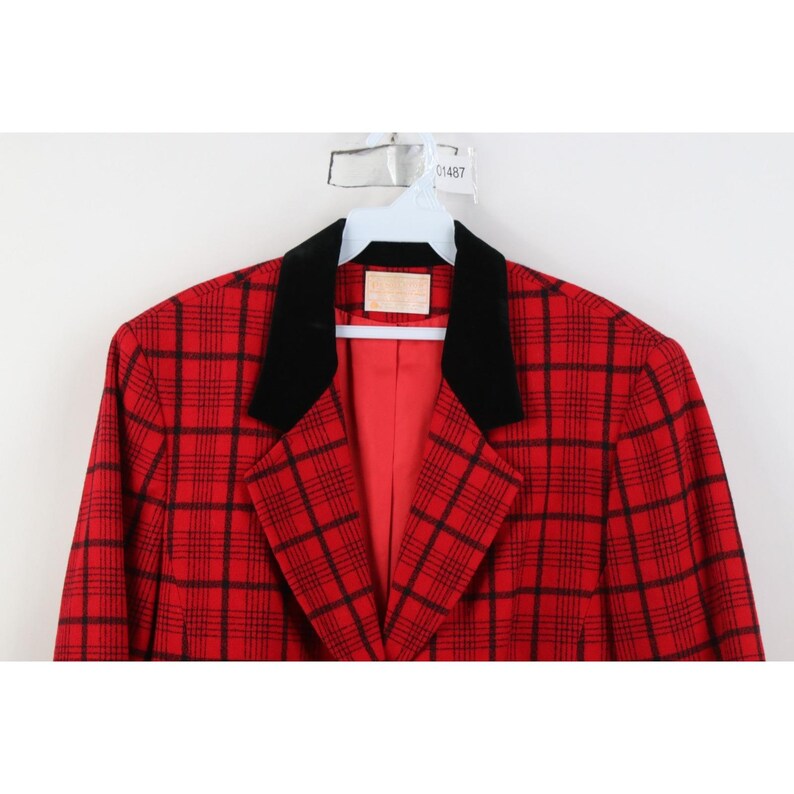 Peut inclure: Une tasse en c&eacute;ramique blanche avec une anse noire et le texte "But First, Coffee" dans un style manuscrit. La tasse est pos&eacute;e sur une surface blanche. La tasse mesure environ 10 cm de haut.