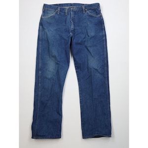 Op de afbeelding: Blauwe denim jeans met een klassiek ontwerp met vijf zakken. De jeans hebben een rechte pijp en een knoop- en ritssluiting. De denim heeft een vervaagde uitstraling, met lichtere plekken op de dijen en knie&euml;n. De jeans zijn een medium wassing.