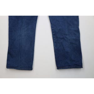 Op de afbeelding: Een spijkerbroek van blauwe denim. De jeans heeft een klassiek ontwerp met vijf zakken en een rechte pijp. De denim heeft een medium wassing, met subtiele vervaging en slijtage. Een veelzijdig kledingstuk.