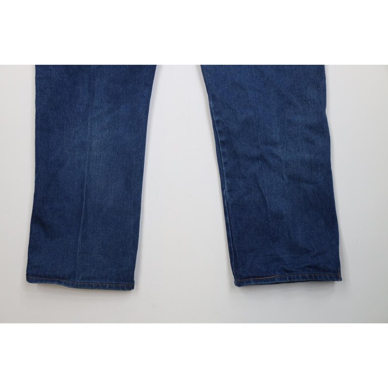 Op de afbeelding: Een spijkerbroek van blauwe denim. De jeans heeft een klassiek ontwerp met vijf zakken en een rechte pijp. De denim heeft een medium wassing, met subtiele vervaging en slijtage. Een veelzijdig kledingstuk.