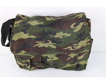 90s Y2K Distressed Bass Pro Shops Camouflage Messenger Bag Carry On Pack, Vintage Camouflage Messenger Bag, 1990s Camo Bag, 90s Fishing Bag