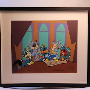Puede incluir: Impresión enmarcada de dibujos animados con personajes de Looney Tunes con atuendo colonial. Los personajes están reunidos alrededor de una mesa con un pergamino que dice "DUCKLARATION of INDEPENDENCE". La obra de arte está ambientada en una habitación con ventanas arqueadas.
