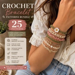 Op de afbeelding: Een stapel van zeven handgemaakte gehaakte armbanden in diverse kleuren zoals wit, groen, roze en beige, voorzien van een klein wit bloemetje, een gouden kraal en een parel. De tekst luidt CROCHET Bracelet PATTERNS BUNDLE 25 PATTERNS.