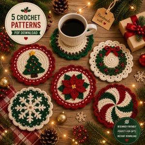 Puede incluir: Cinco posavasos redondos de ganchillo con diseños navideños que incluyen un árbol, una corona, una flor de pascua, un copo de nieve y un remolino de menta. Incluye una taza blanca y el texto 5 CROCHET PATTERNS PDF DOWNLOAD.