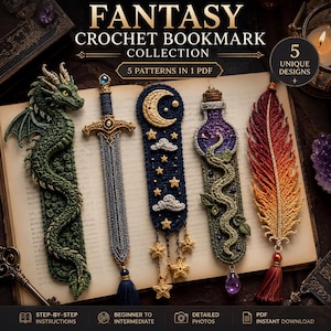 Può includere: Una collezione di cinque segnalibri all'uncinetto con disegni fantasy: un drago verde, una spada argentata, una luna e stelle blu navy, una pozione viola con rampicanti e una piuma sfumata rosso-gialla su un libro aperto.