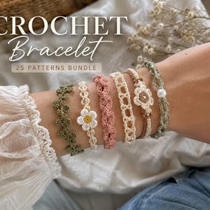 Può includere: Sei braccialetti all'uncinetto con vari design, inclusi motivi floreali, disegni a foglia e una singola perla bianca. I braccialetti sono realizzati in tonalità verde oliva, crema e rosa antico. Il testo recita CROCHET Bracelet 25 PATTERNS BUNDLE.