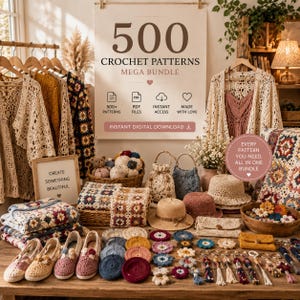 Op de afbeelding: Een digitaal downloadpakket met 500 haakpatronen, gepresenteerd met diverse gehaakte artikelen waaronder dekens, hoeden, tassen, schoenen en bloemenaccessoires op een houten ondergrond, met de tekst 500 CROCHET PATTERNS MEGA BUNDLE.