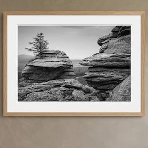 Könnte beinhalten: Rustikales Holzschild mit dem Text "Welcome to our home" in weißer Schrift. Das Schild hat eine Used-Optik und ein schlichtes, einladendes Design, ideal für die Dekoration der Haustür.