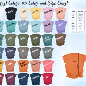 Op de afbeelding: Comfort Colors 1717 kleur- en maattabel met vijfendertig T-shirt kleurstalen inclusief labels, een maattabel in inches en een diagram dat de borst- en lengtematen van de getoonde T-shirts weergeeft voor een duidelijk overzicht.