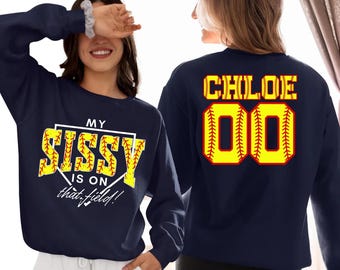 Sudadera de sóftbol personalizada: Cuello redondo con número y nombre personalizados, Mi hermanita está en ese campo.